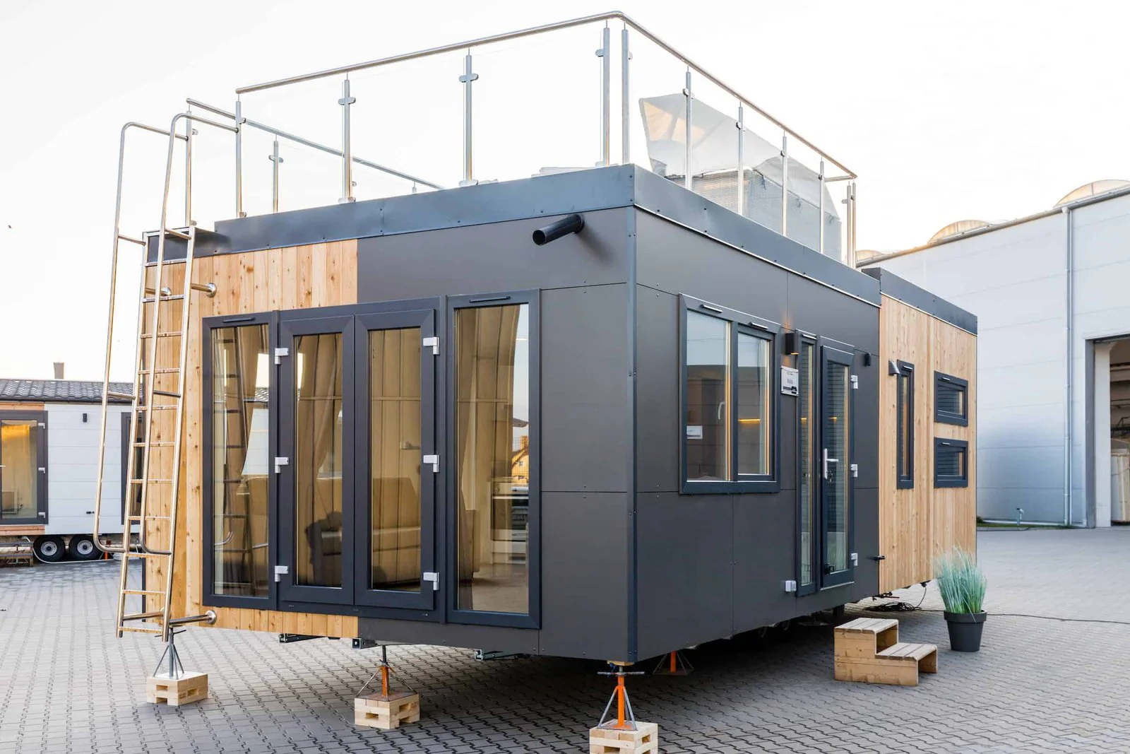 Casa móvel Malta Haus com 2 quartos e terraço no último piso.